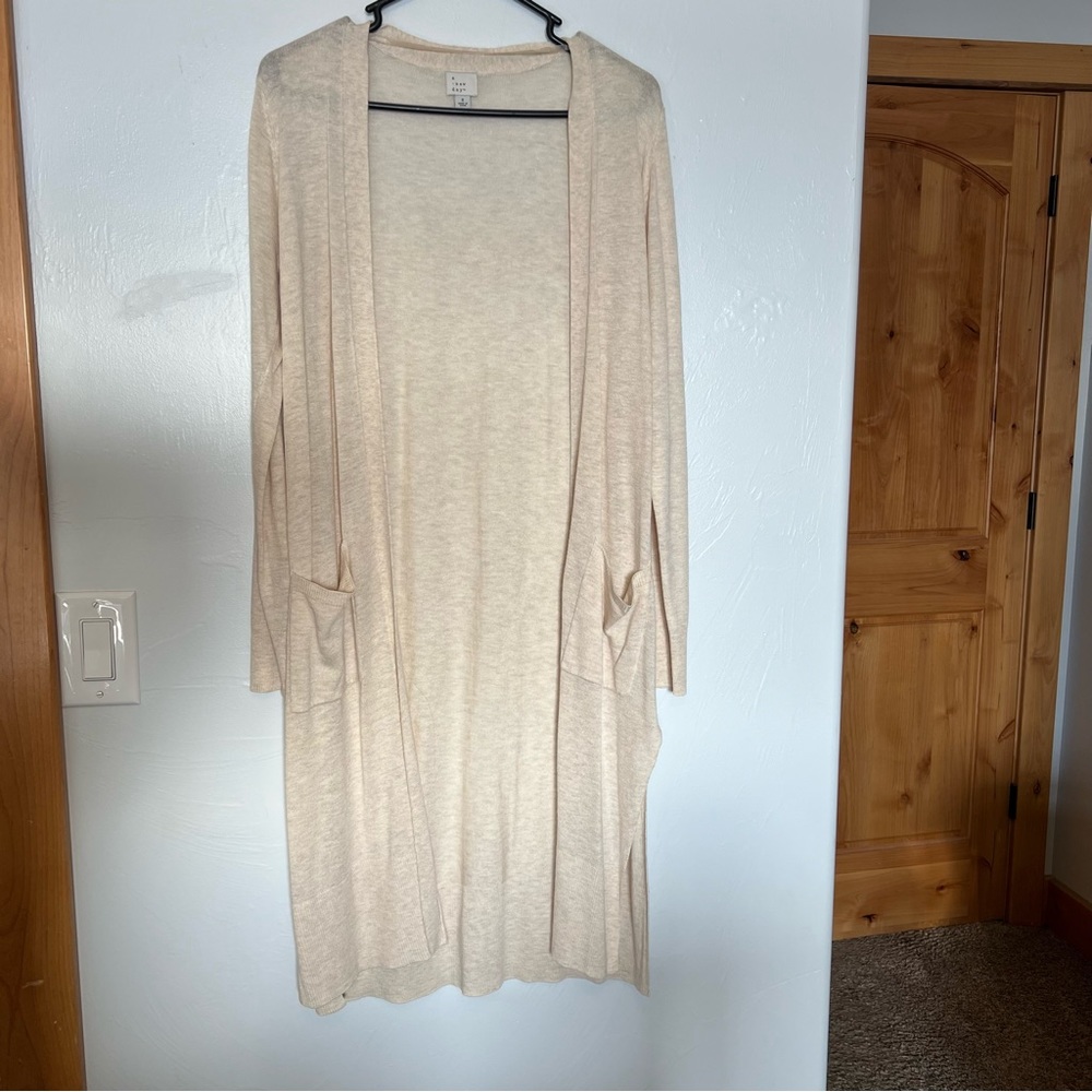 Long sleeve cardigan with pockets in great condition